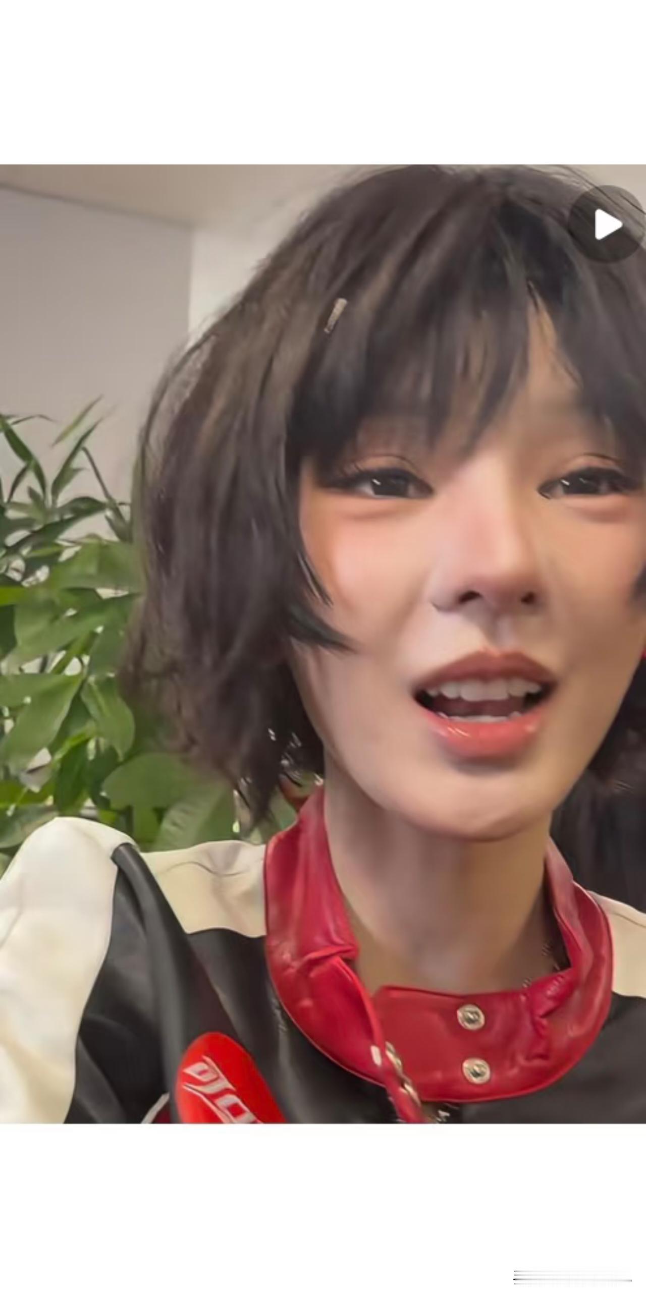 什么时候看到张予曦这个妆容能不笑啊，这跟《雄狮少年》也太像了吧？感觉几乎一模一样