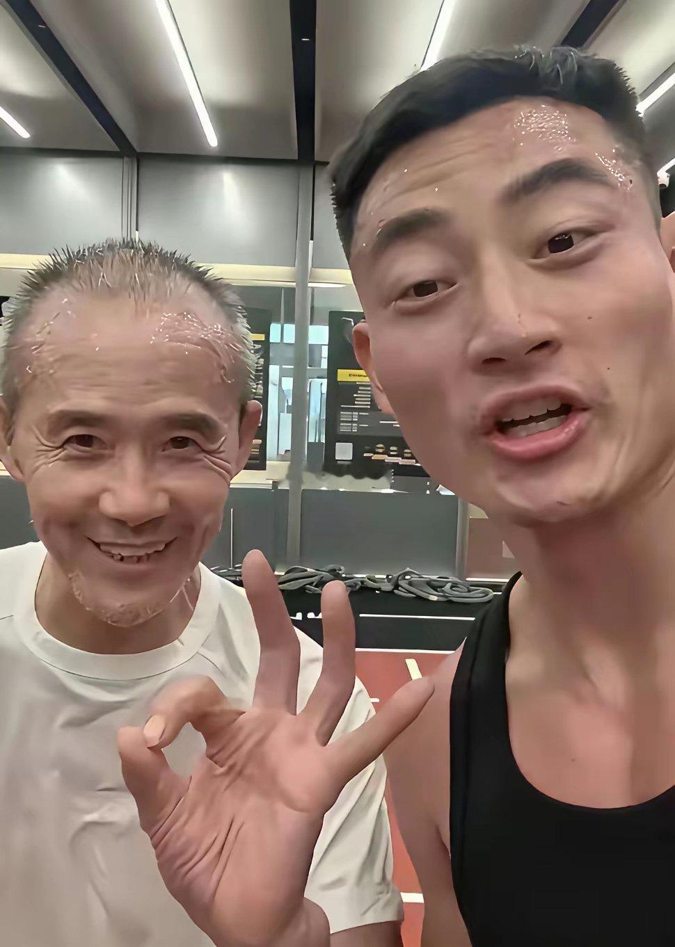 王石运动完一脸的满足有自己私教把他抬进浴缸，洗一身臭汗