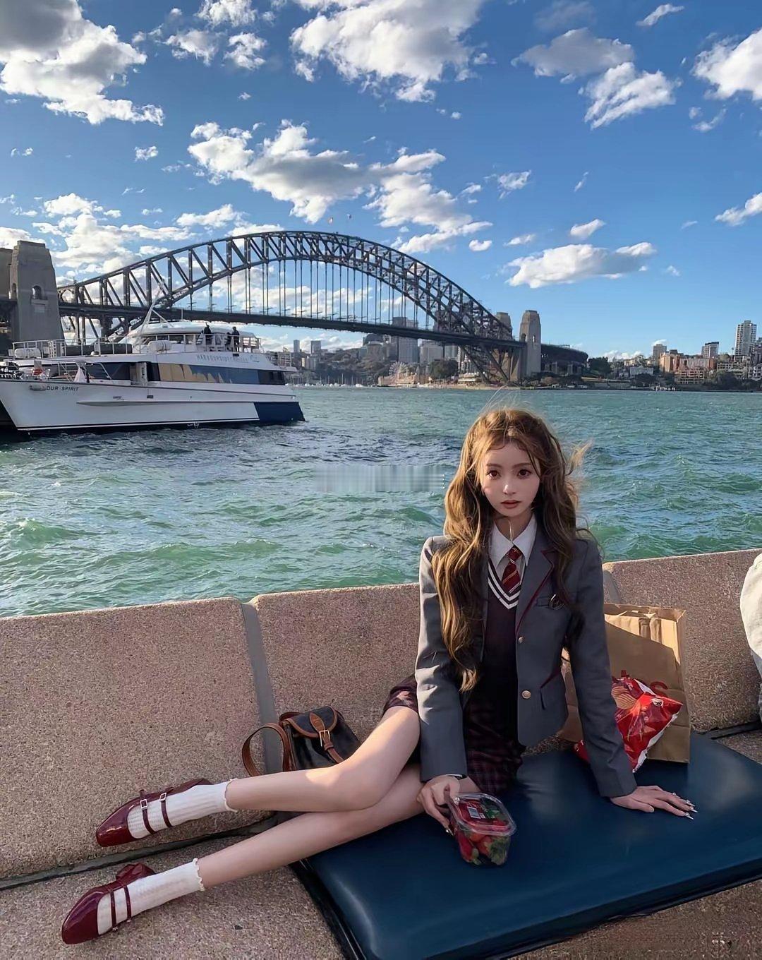 王思聪女友懒懒，穿贵族学校校服自称自己是"王族"，寓意自己属于王家的人！​​​