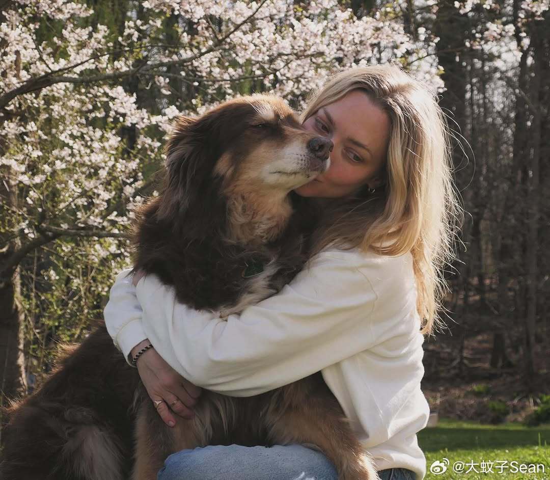 AmandaSeyfried阿曼达塞弗莱德晒女儿Nina刚出生时和爱犬Finn