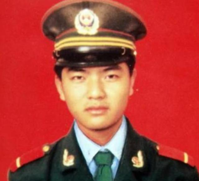 1992年10月，一武警战士独自押送四名不法分子回中队。突然，一个歹徒冲上来死死