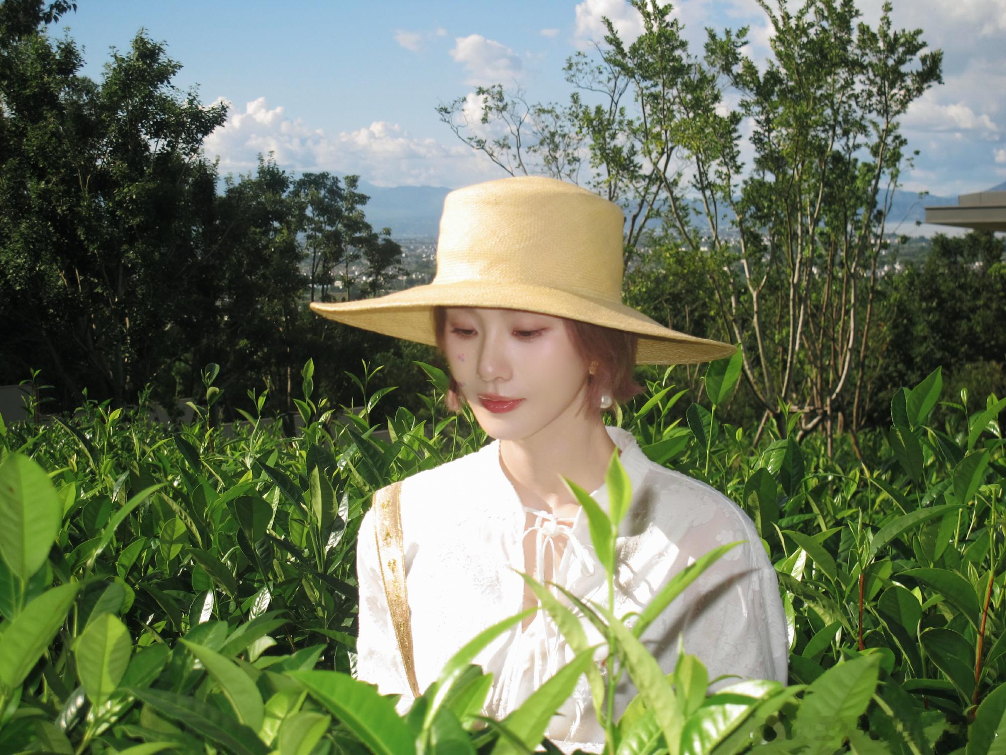 1.刘诗诗平时会要求儿子保持良好的体态，不能驼背，不能跷二郎腿，还找专人来训练过