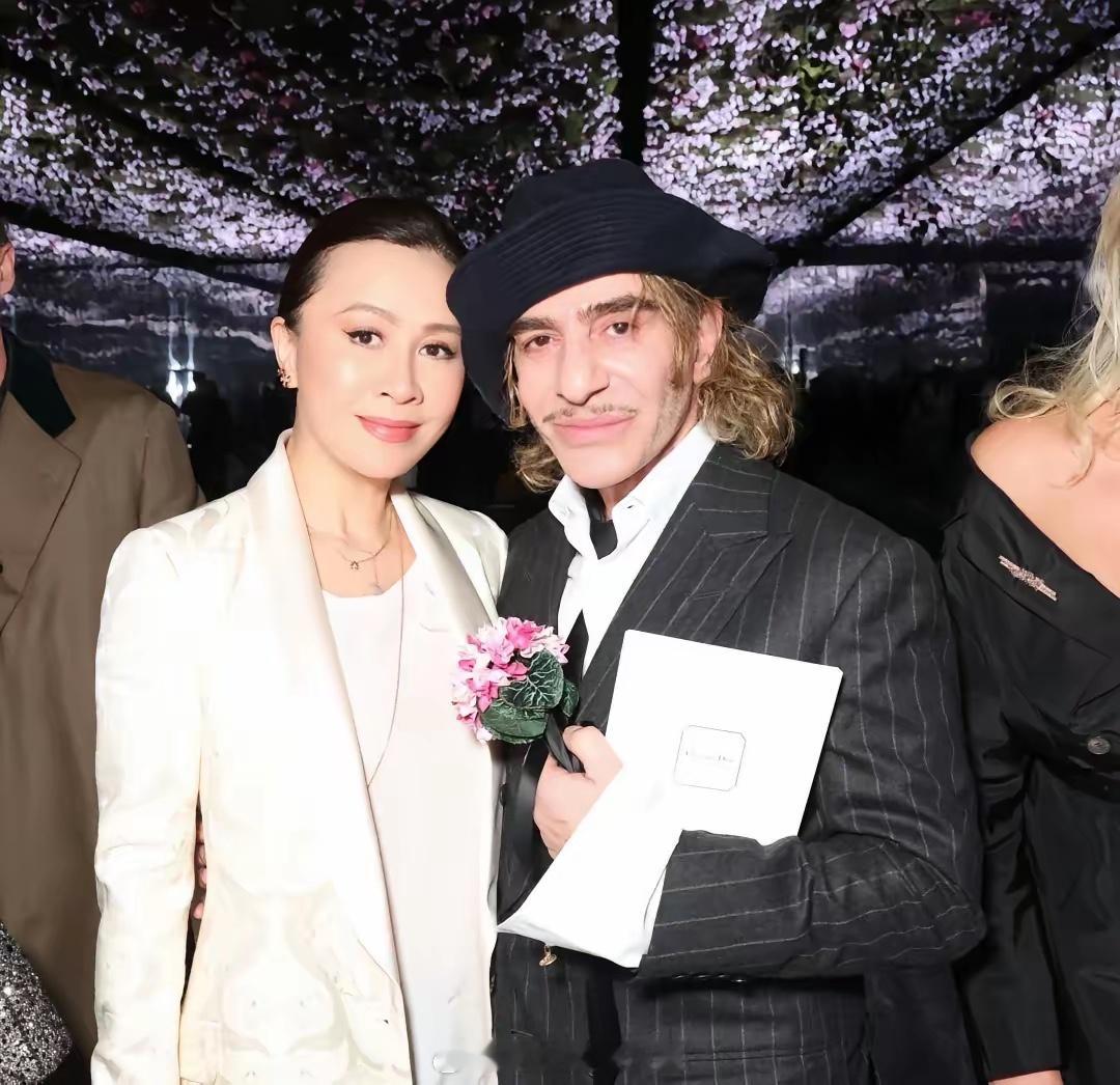 刘嘉玲主动晒与邓文迪合影！多次被邀请出席迪奥大秀，邓文迪是母凭女贵了，迪奥大秀，