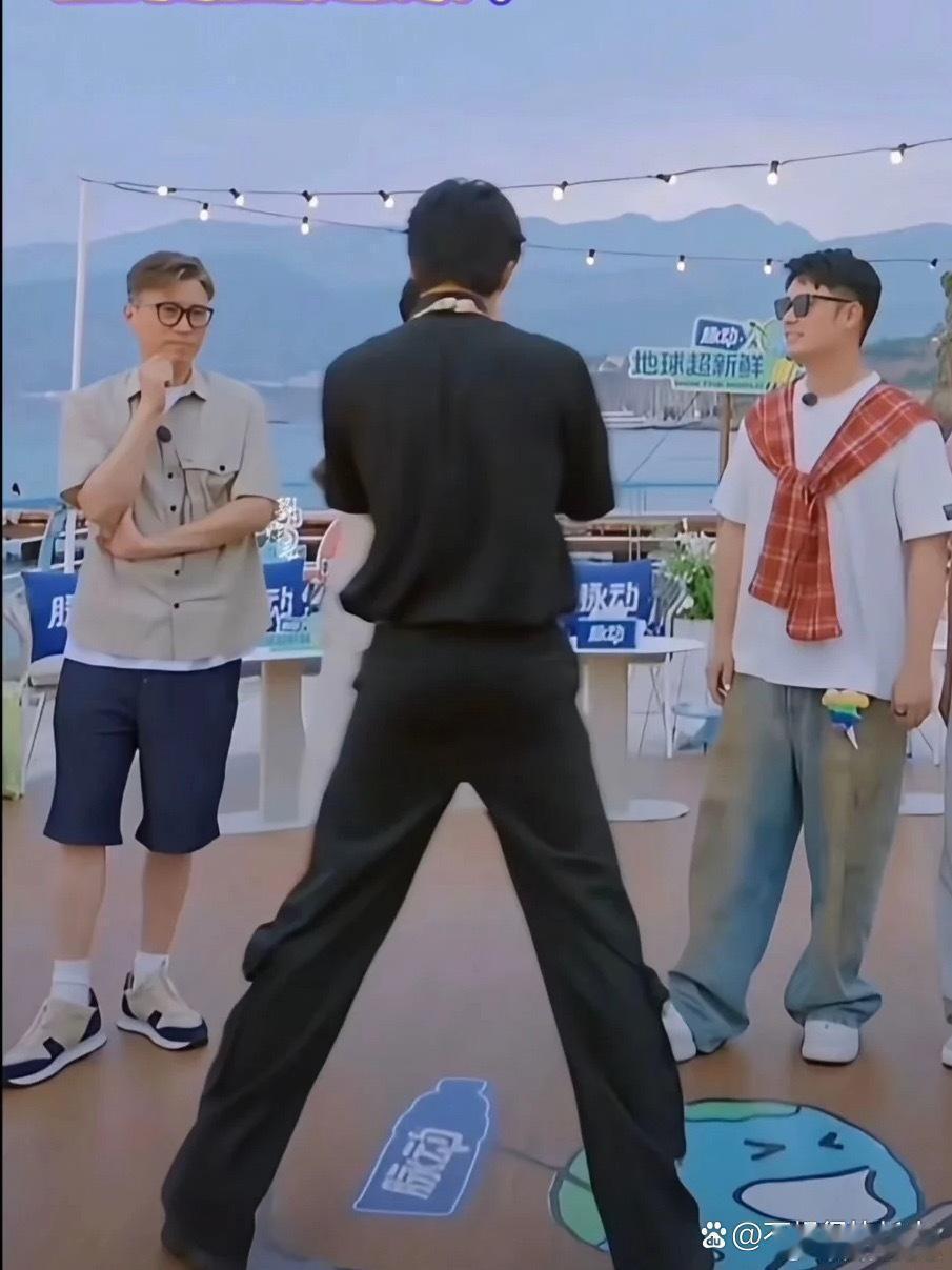 刘宇宁这腿长真的离谱！一米九身高名不虚传，比例夸张到犯规