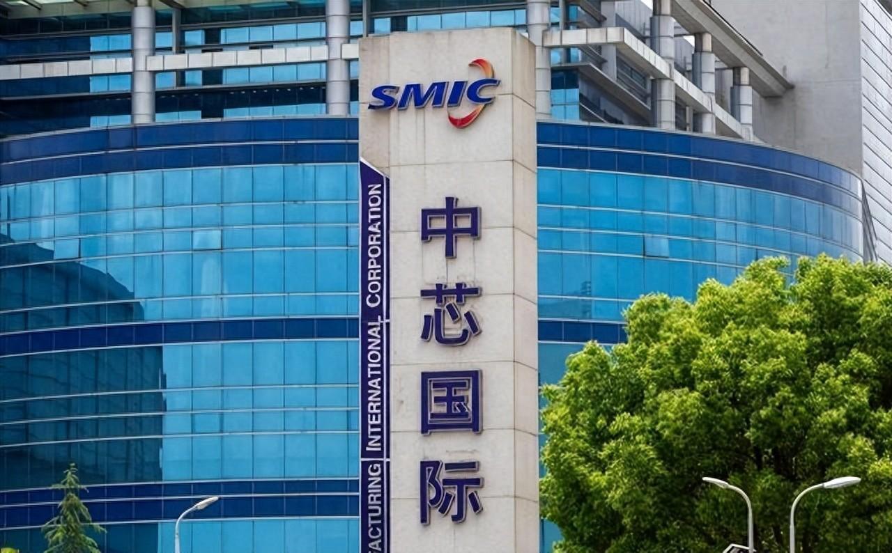 近三年中芯国际收入断崖：22年495亿，23年跌至452亿，24年没想到20