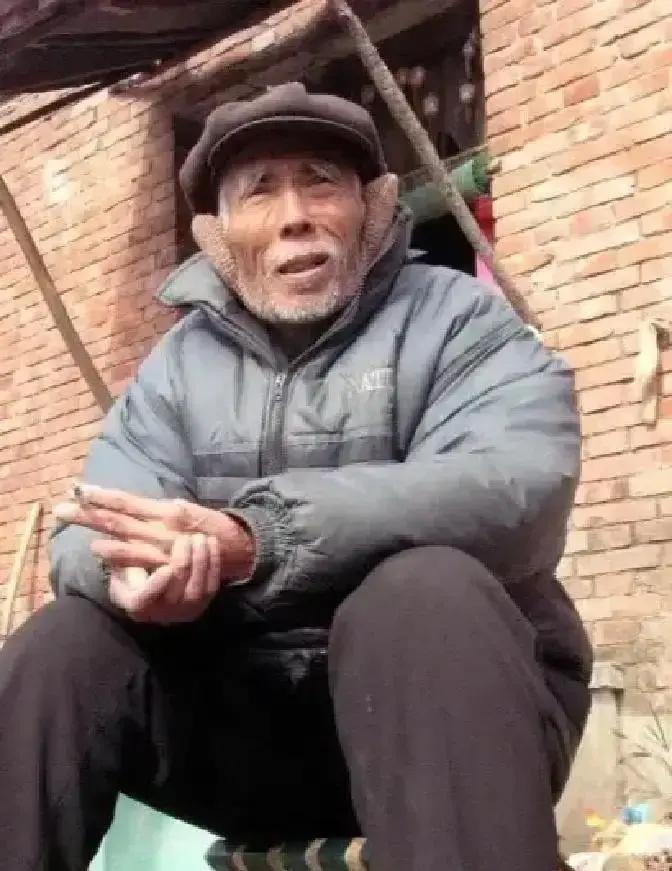 1949年，敌人让杨钦典把白公馆剩下的19名地下党员全部杀了，这时，一个地下党员