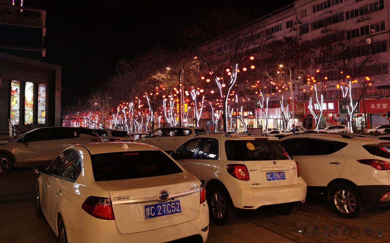 夜景今年春节，洛阳市孟津区河清路上的迎新春花灯着实惊艳！每当夜幕降临，不管你是