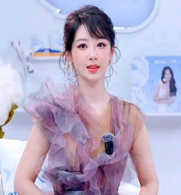 被古偶绑死那几年，杨紫差点翻不了身。原来卡在欢瑞那纸长约里，她想演点现实题材