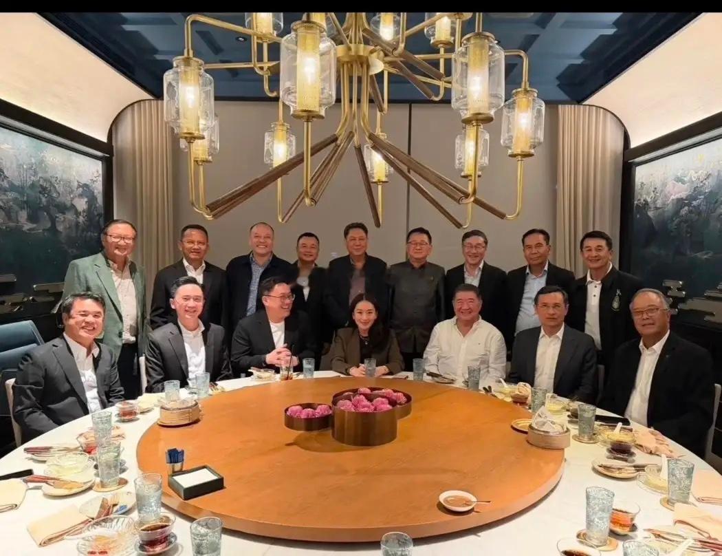 佩通坦好厉害，确实是女性中的强人！4月21日，她参加了为泰党的活动。元老级别的普