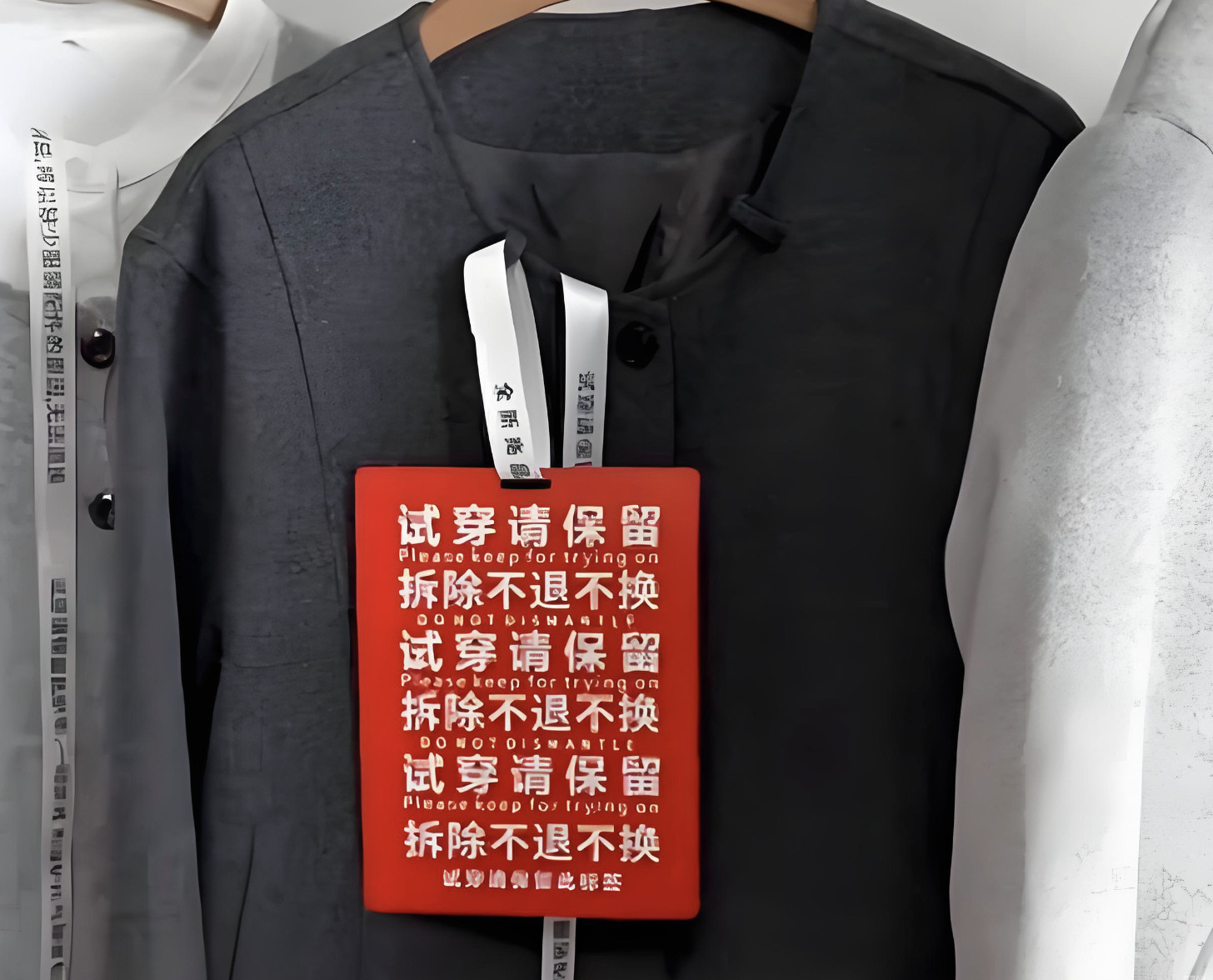 巨型吊牌一个月卖出近百万个女装直播退货率80%以上前天，“巨型吊牌”冲上热搜前十