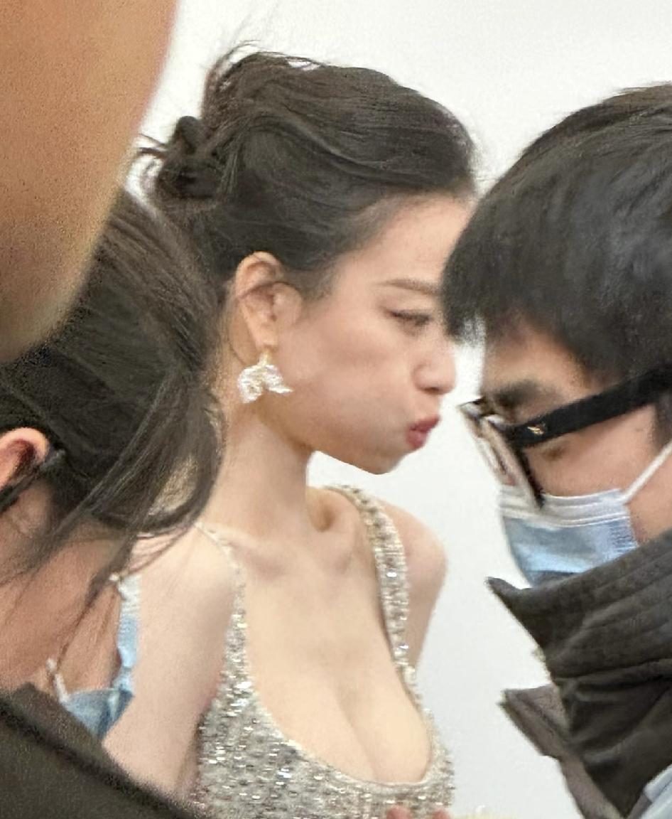 倪妮好美。记得这场活动是特别冷的，倪妮一直吸气呼气维持体温，鼻头都冻红了，这