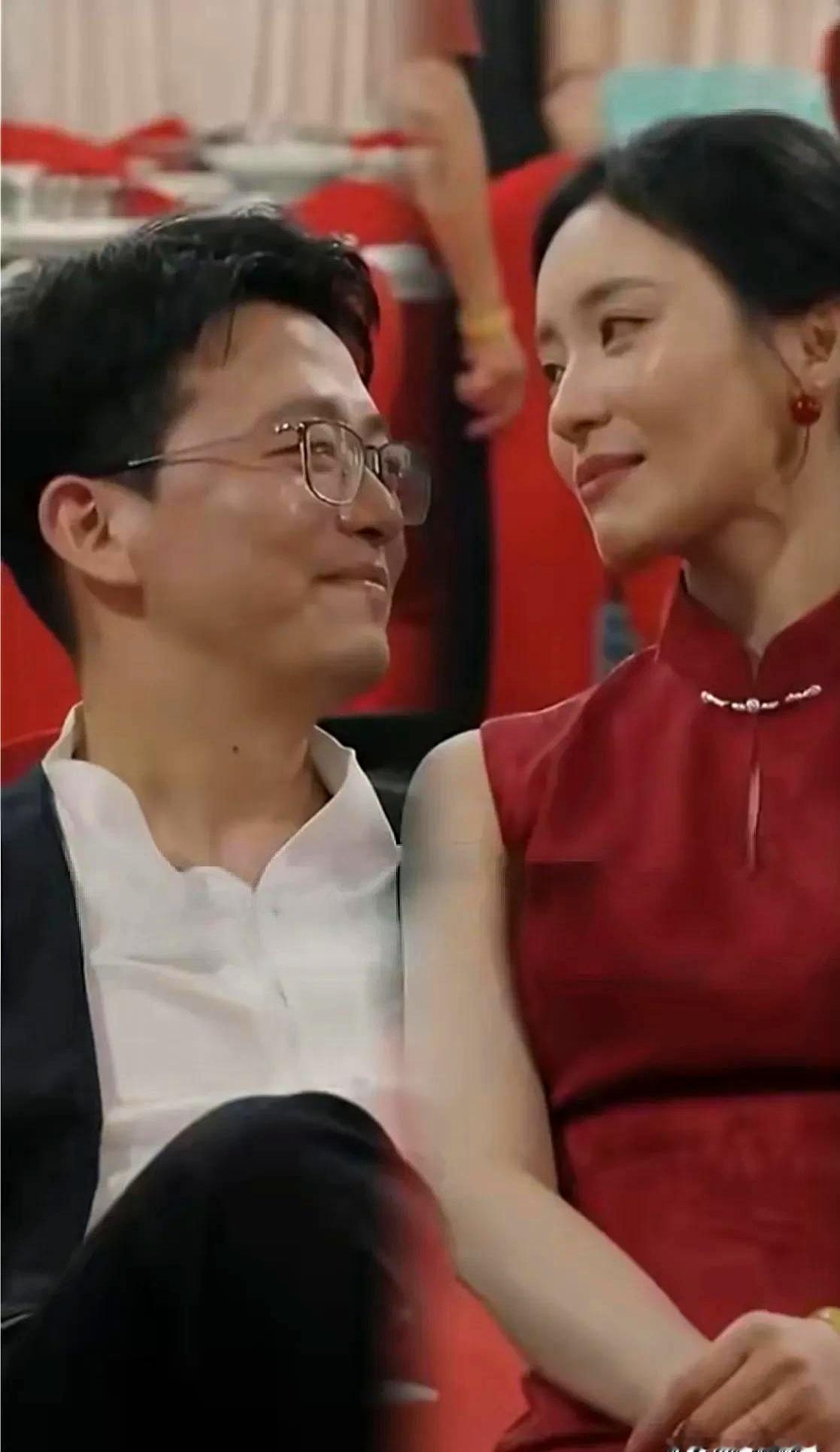 江苏启东那场婚礼，宾客散尽，新娘子穿着礼服坐在满桌狼藉前，忽然冒出一句“好快啊，