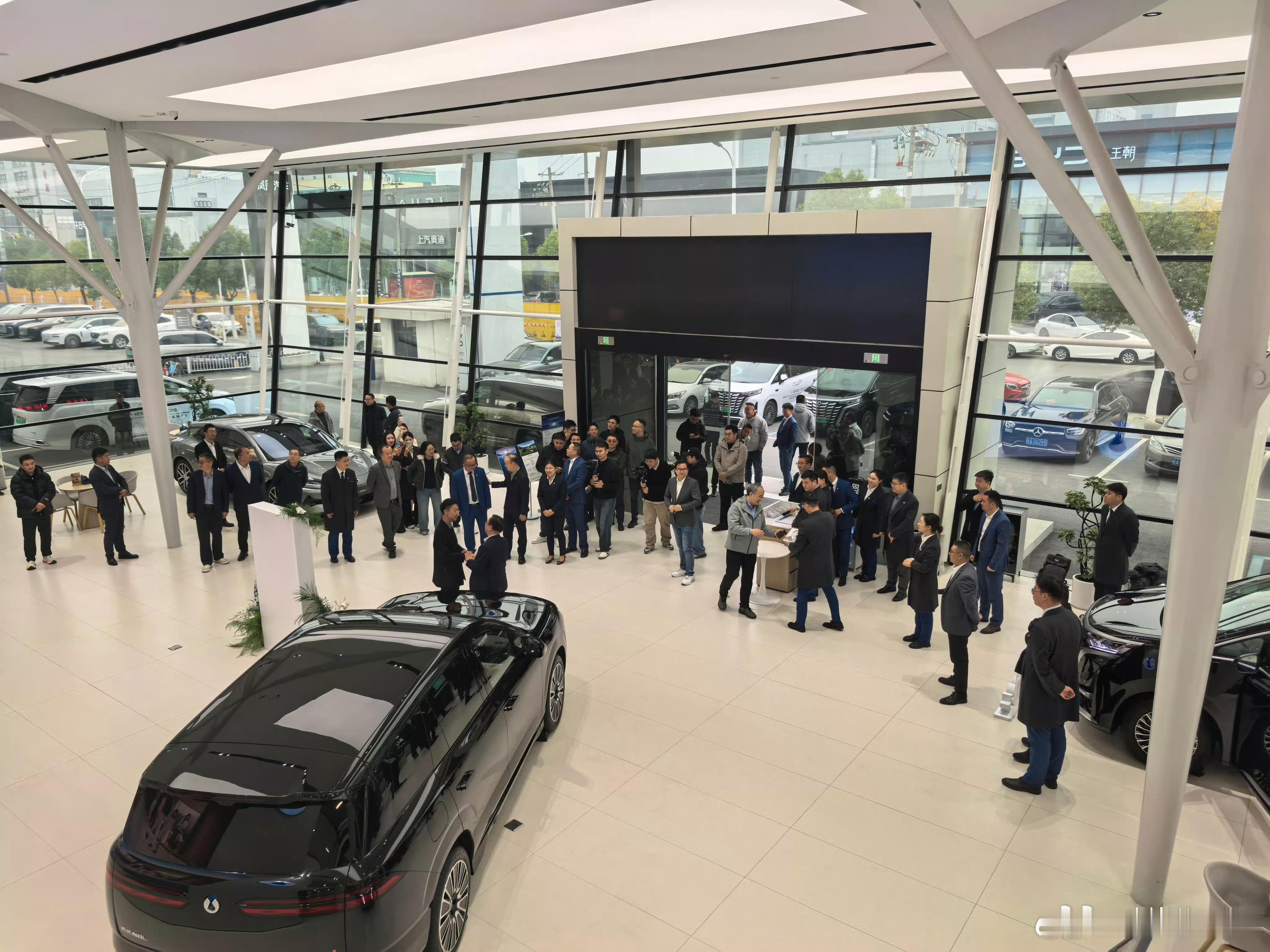 腾势这个店风格还挺有意思的！