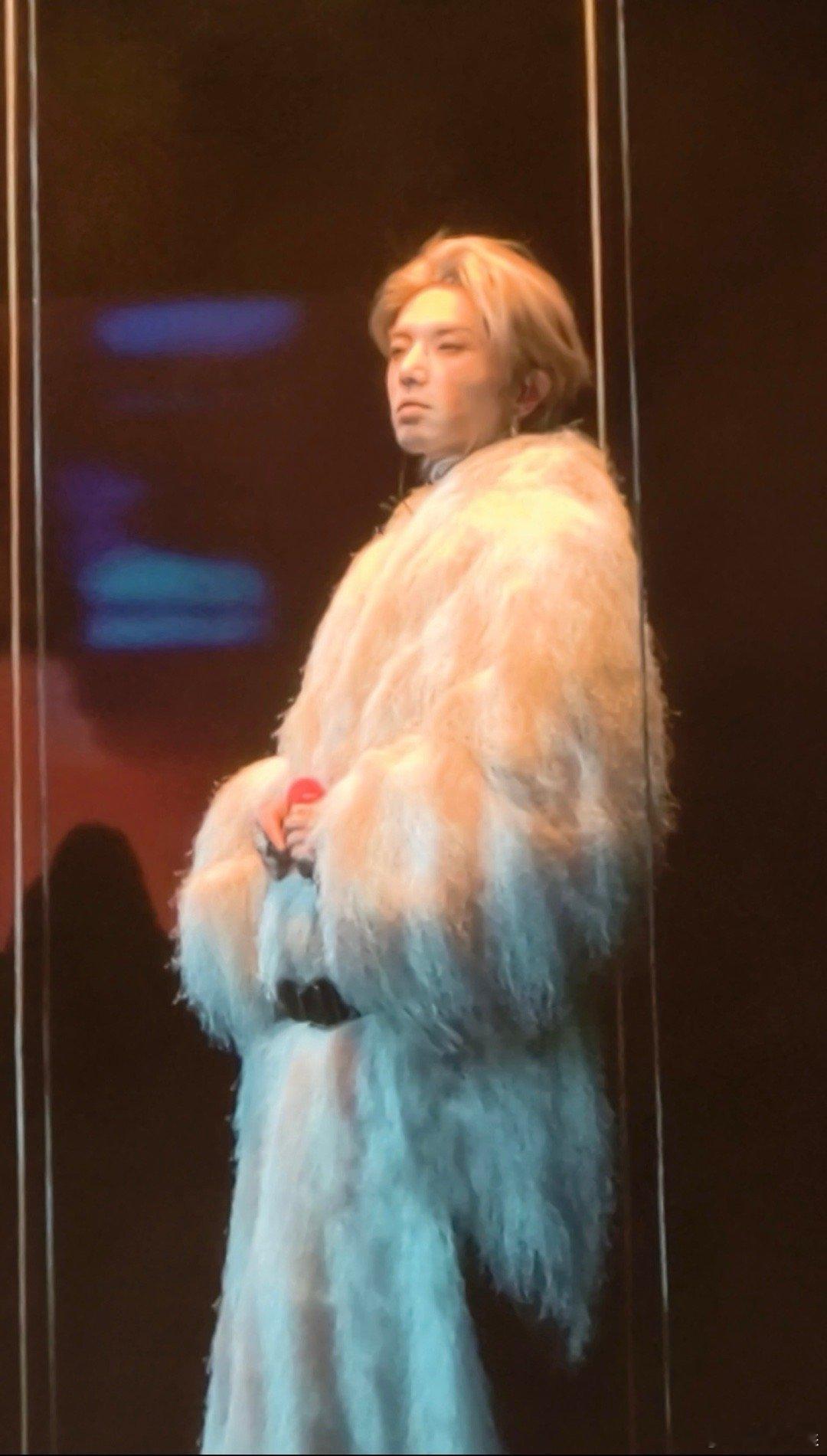 华晨宇年轻的家主华晨宇南宁演唱会开场直接鲨疯了！妥妥年轻家主既视感，眼神全是