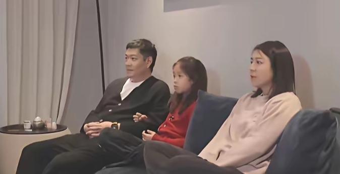 今天被邱贻可媳妇狠狠惊艳到了！她不仅颜值超高，一看就是贤妻良母，一家人和和美美坐