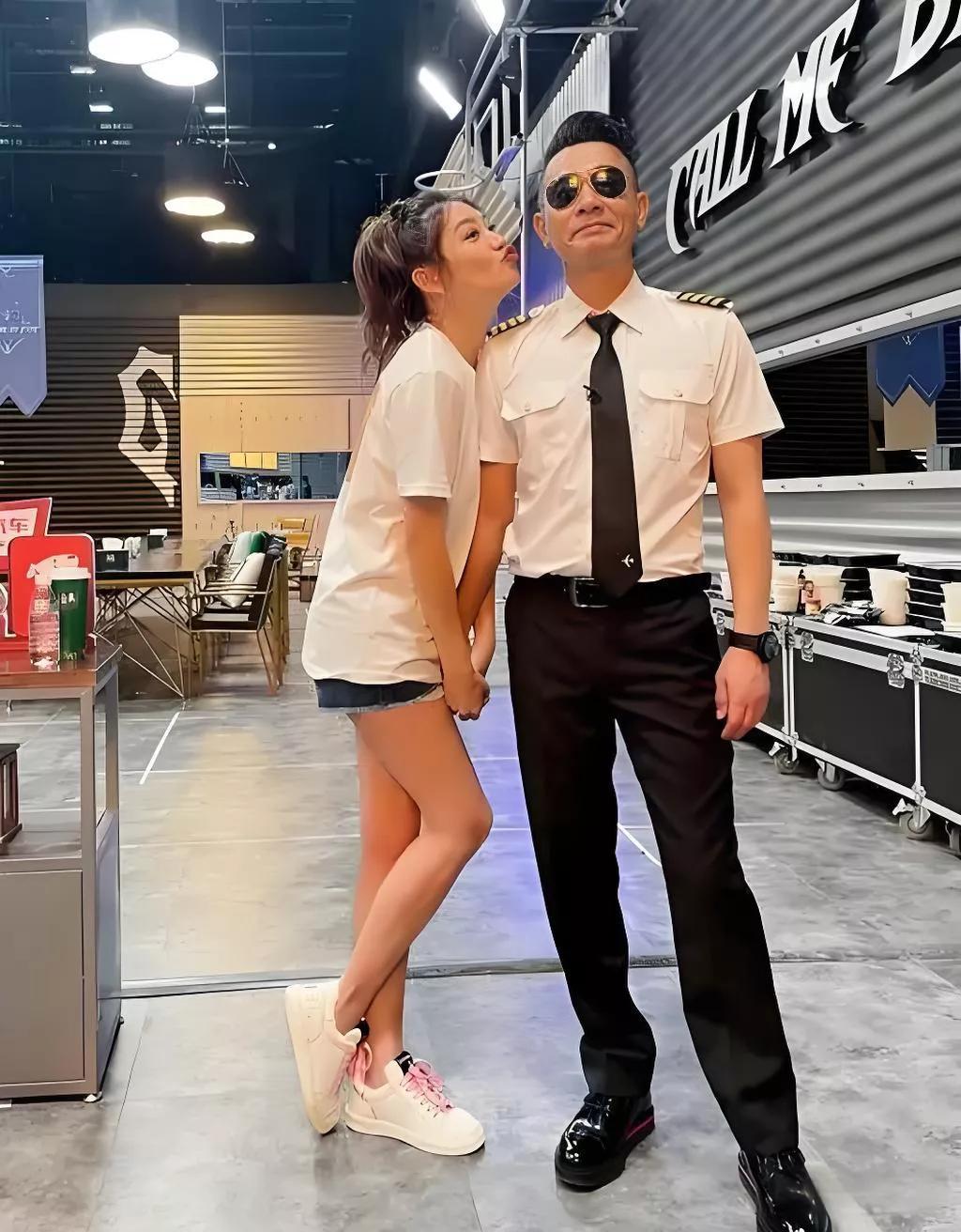 原来真诚才是必杀技！陈小春第一次跟应采儿约会带她去一家茶餐厅吃饭，结果是和别