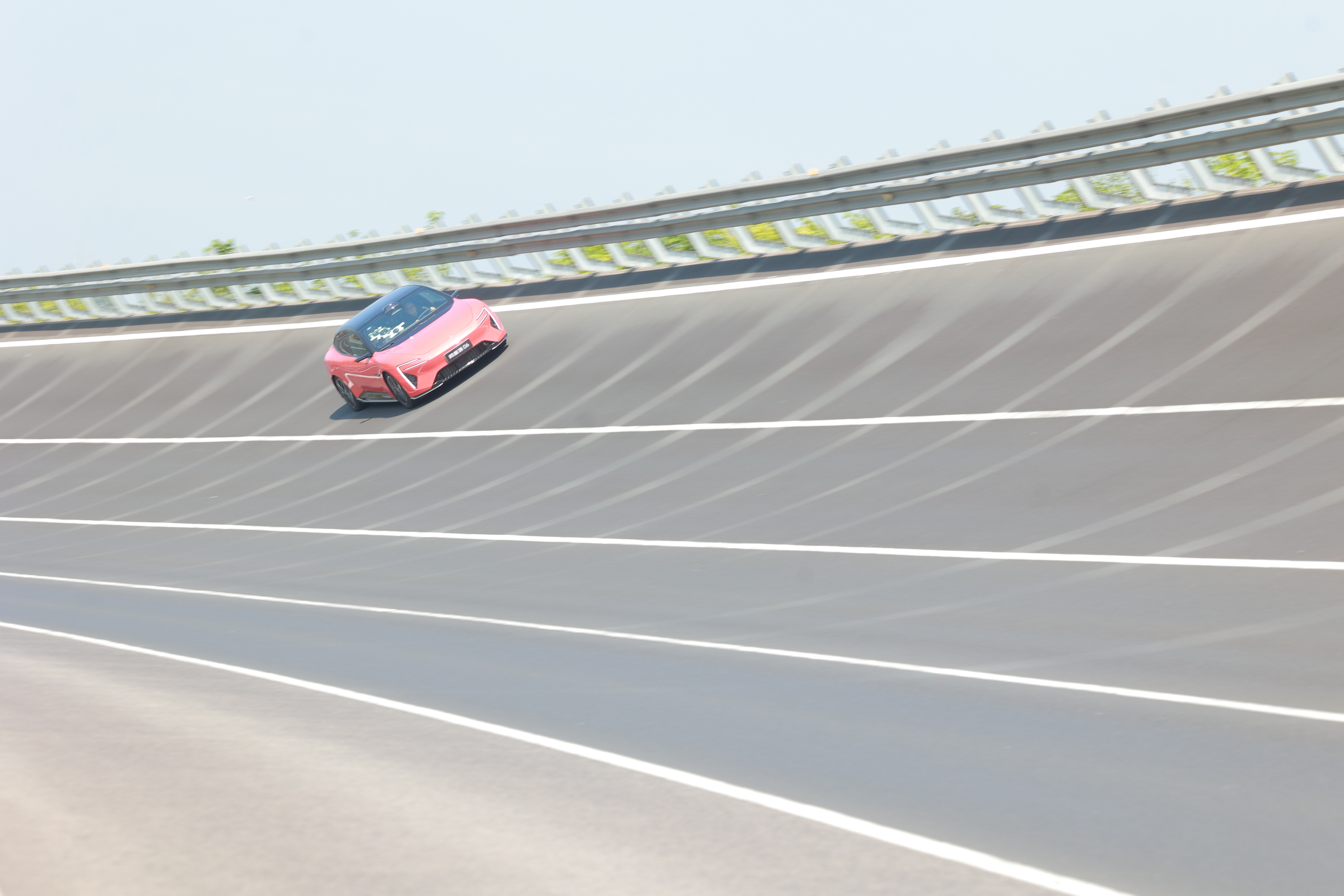 当阿维塔06在45°高速环道以210+km/h上演“挂壁飞行”，当漂