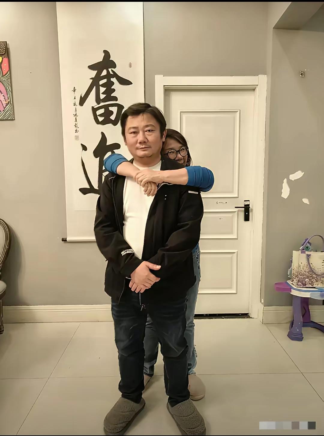 张雪妈妈何琼晒出与张雪的合影！厦门大学毕业，现在是一个作家！虽然在张雪小时候