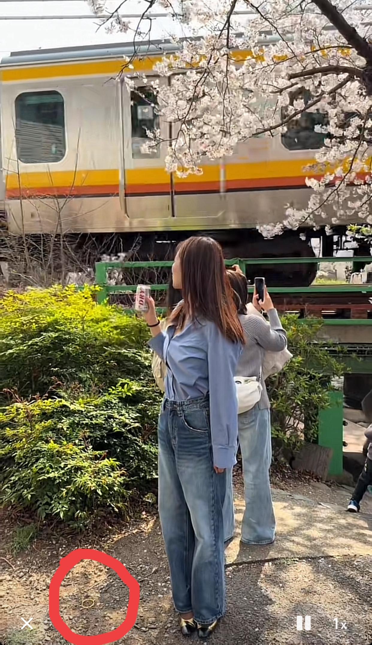 近日，一位女网友求助，她在日本宿河原游玩时，价值6万元的金镯子不慎掉落！这一