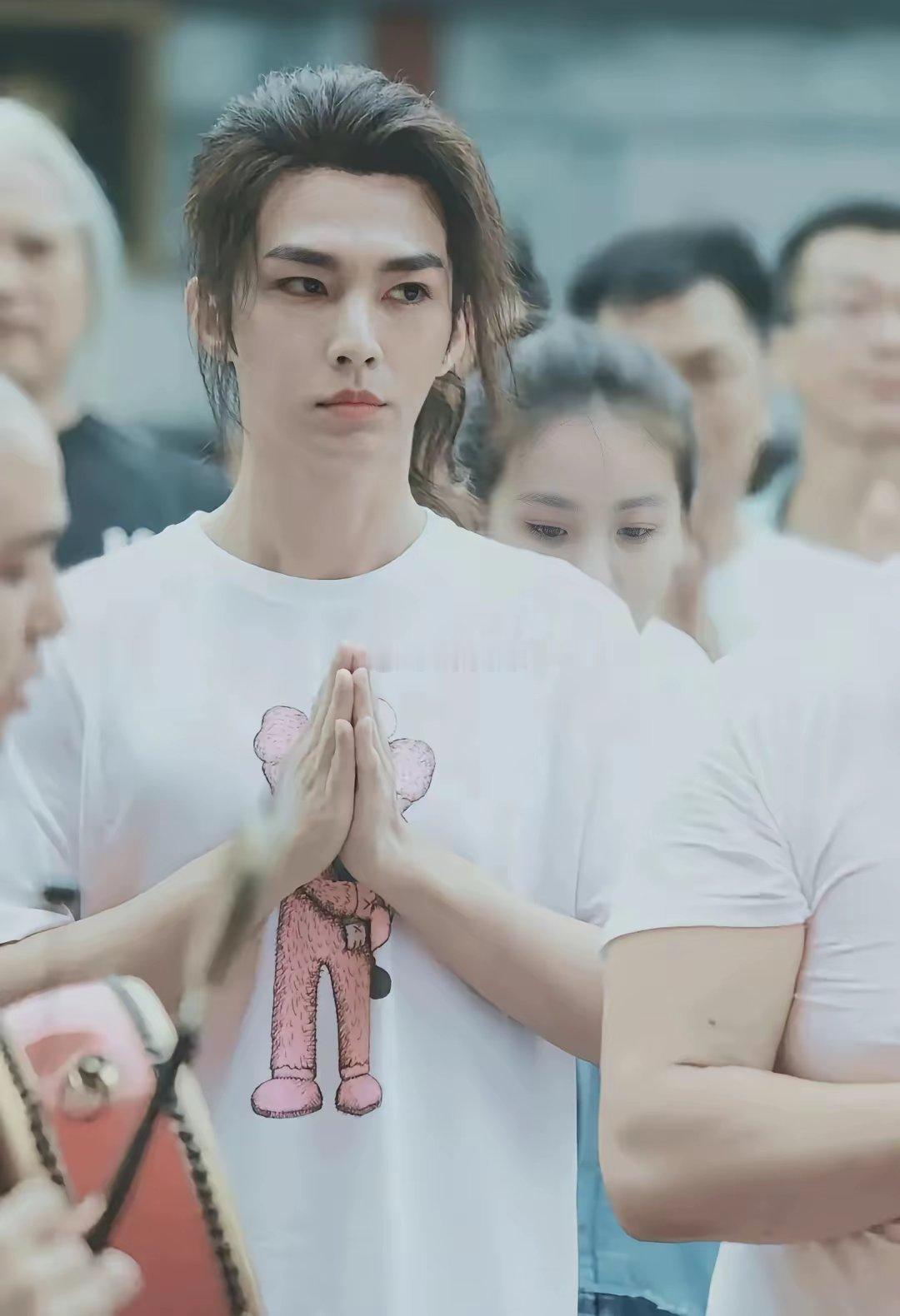 谁懂炎亚纶这两张照片，真的就像王也走入现世