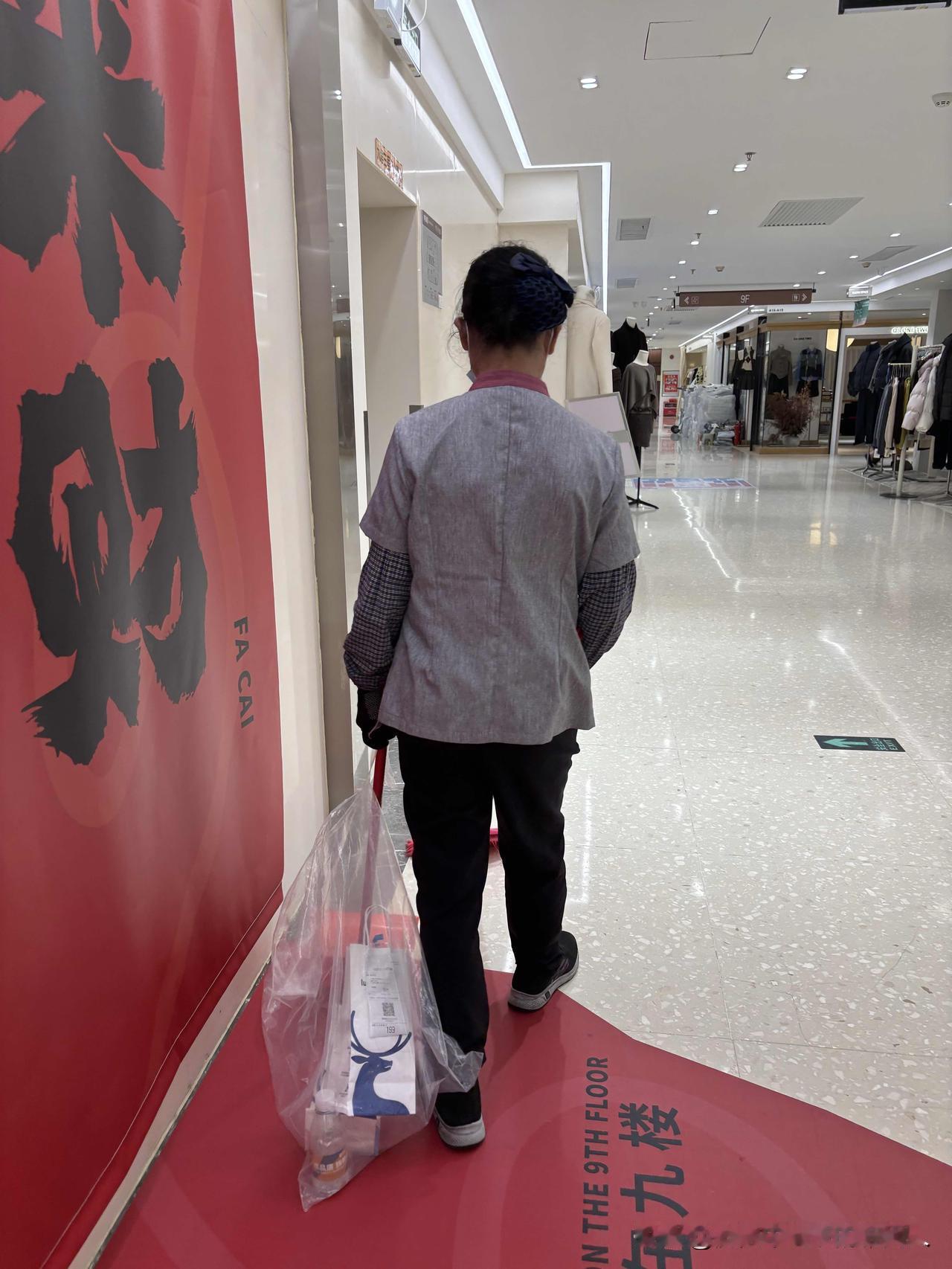 是不是没买社保的老人？都想多挣点钱，留着养老？表姨今年都58了，本该在家歇着
