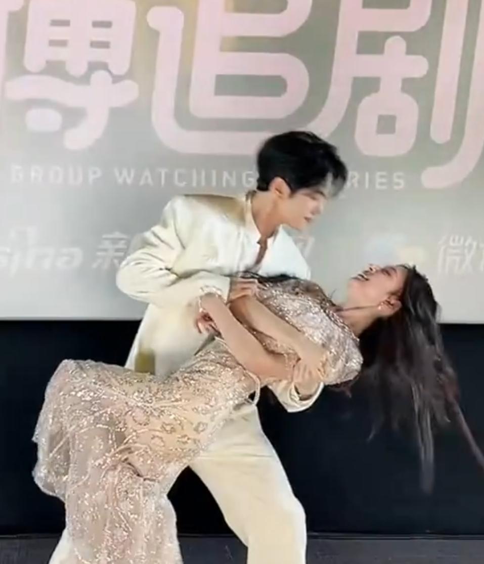 《九门》线下追剧团真的开兴奋了！今年很多剧都取消了开播仪式，而是改成剧开播之后