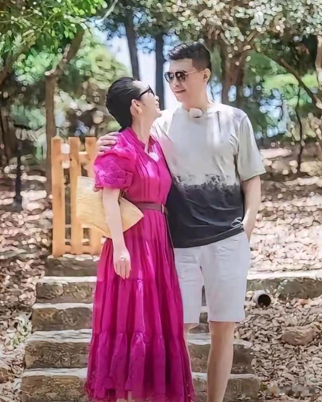 秦海璐在‏﻿老‎公身边那副小鸟依人的﻿模样，看‎着真﻿的超幸福。