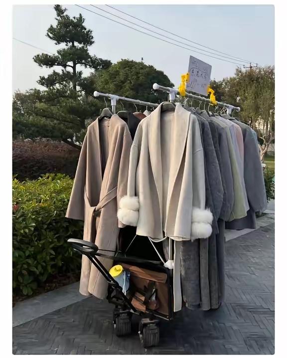今天在公园支棱起摊子卖大衣，款式质感都在线，结果从早到晚，愣是一件没成交！路过的