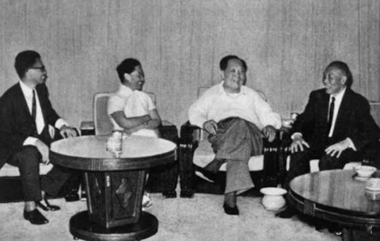 1965年7月，毛主席宴请李宗仁和夫人郭德洁。见面时，毛主席一脸认真地说：“德邻