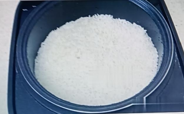 听说饭店蒸米饭有个不外传的秘诀，就是直接加水。这方法看似简单，实则暗藏玄机。我