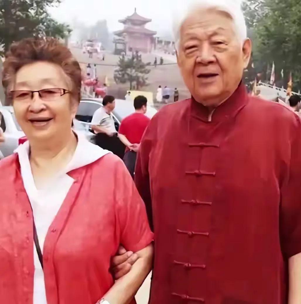 抛开钱的问题，彭玉跟陈久荣的二婚，其实不算美好，因为彭玉肯吃亏，这段婚姻才没有人