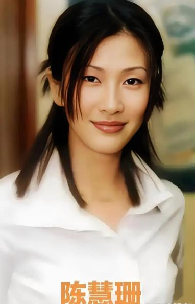 2001年，陈慧珊为了抱紧梁锦松的大腿，主动抛弃了自己的丈夫，不曾想，梁锦松却因