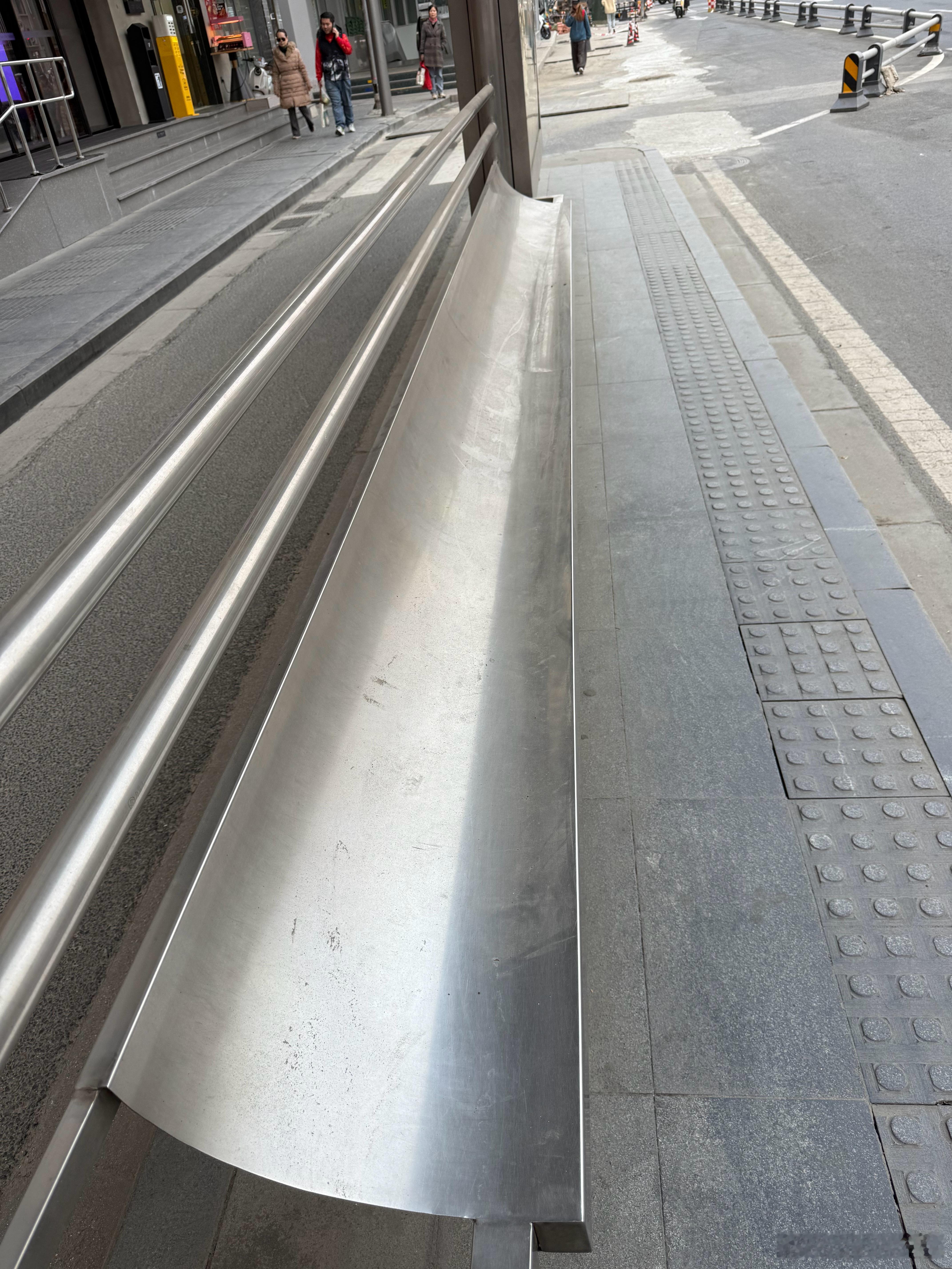 这公交站台椅子设计成这样，是怕人坐吗？