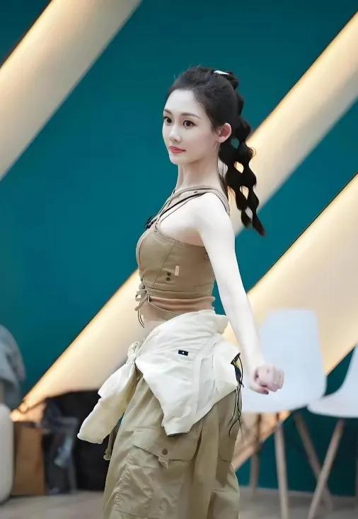 郑恺老婆苗苗真的太会保养了吧，这身材保持得也太好了吧！一身肌肉线条清晰可见，完全