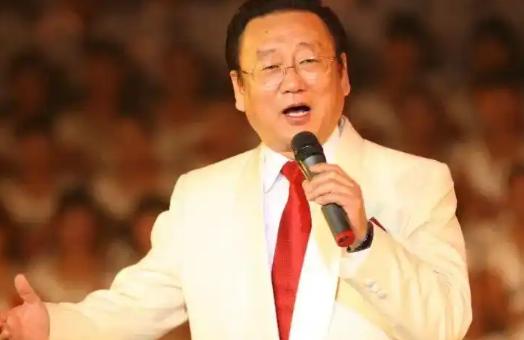 主持人问蒋大为：“你的资料显示你拥有加拿大国籍，却为何还在中国演出挣钱？”蒋大为