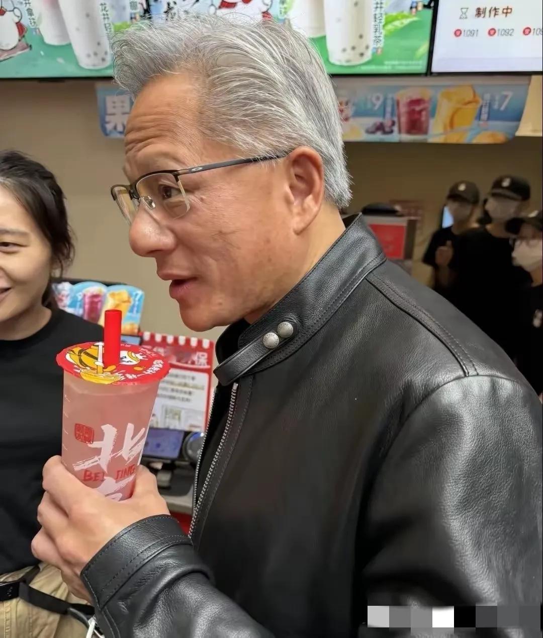 黄仁勋接受采访曾坦言：母语是中文，5岁后便很少使用，来华三天中文突飞猛进谁