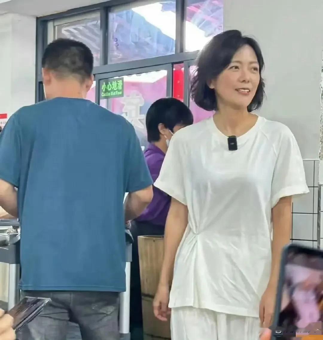 汪涵老婆杨乐乐都五十啦，最近看她素颜状态，说实话，就搁咱普通人堆里，那也绝对是亮