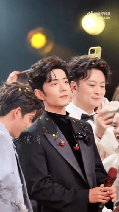 肖战回应粉丝灯牌666肖战一直在盯着红海看肖战看到哪个灯牌了回应了个666抓