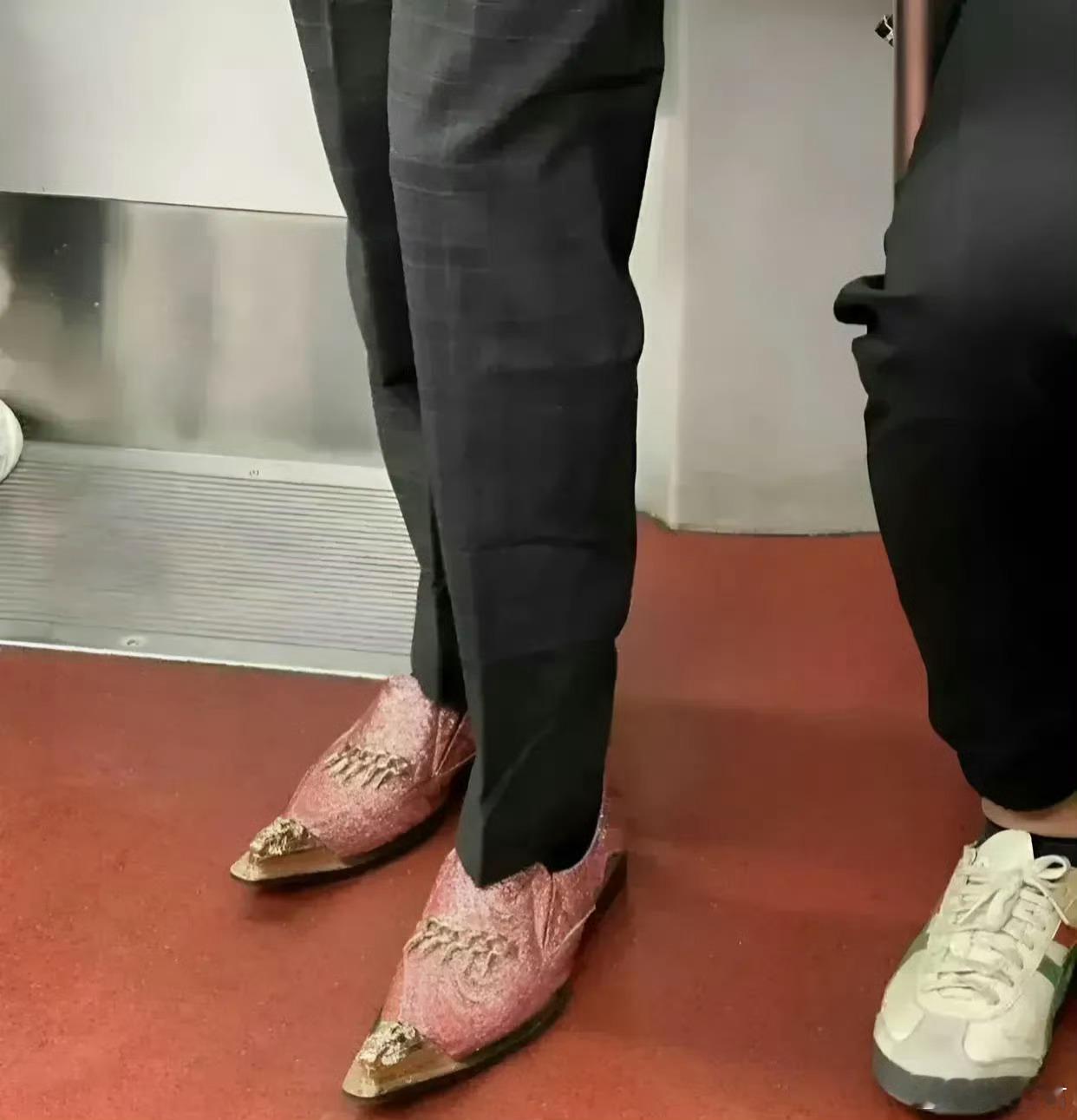 穿这双鞋的人，一般从事什么工作？