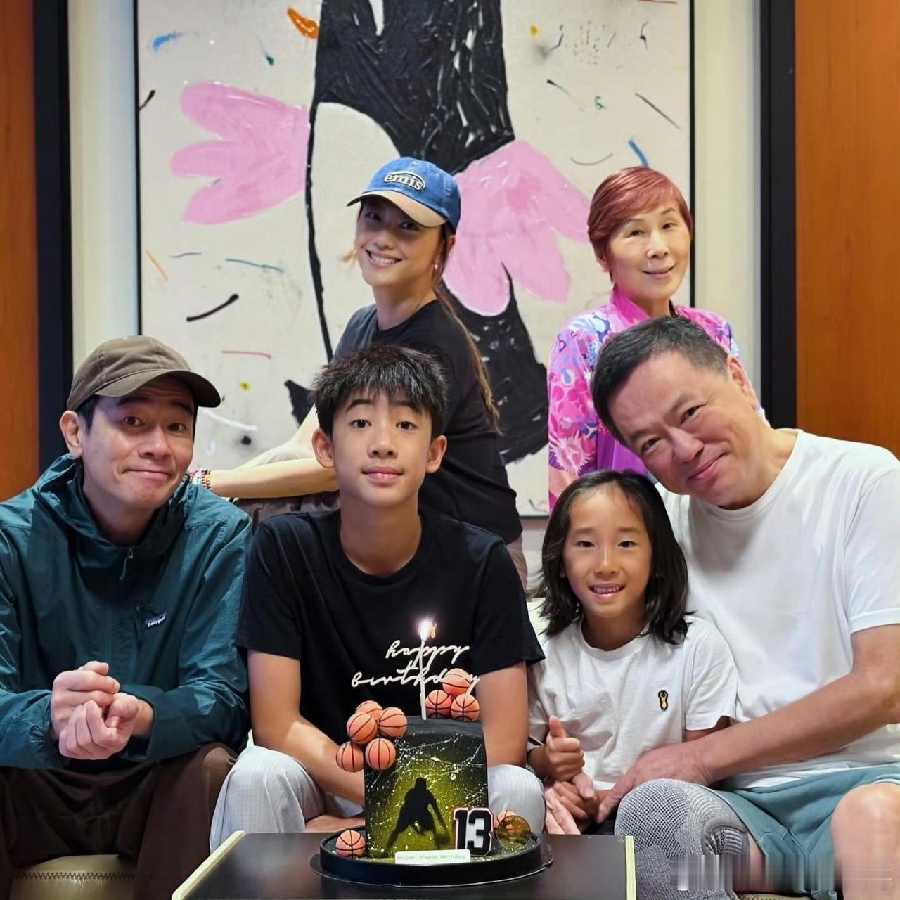 我能接受陈小春老了也能接受Jasper比他还高了但我真的不能接受他俩个儿子