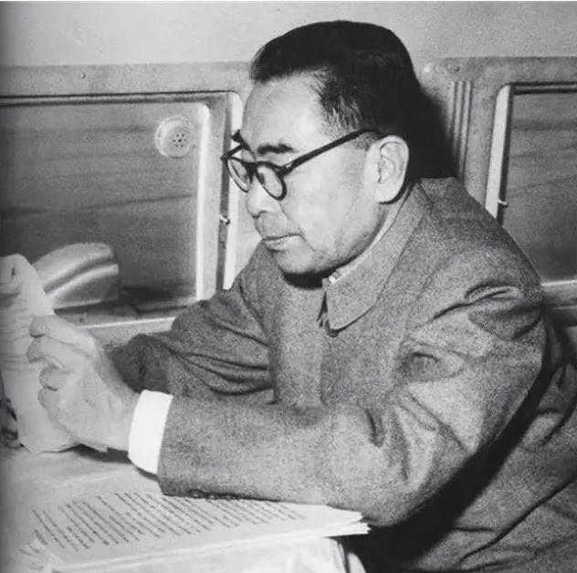 1927年4月，周恩来在上海不幸被国民党抓获，就在他认为自己的革命生涯可能走到尽