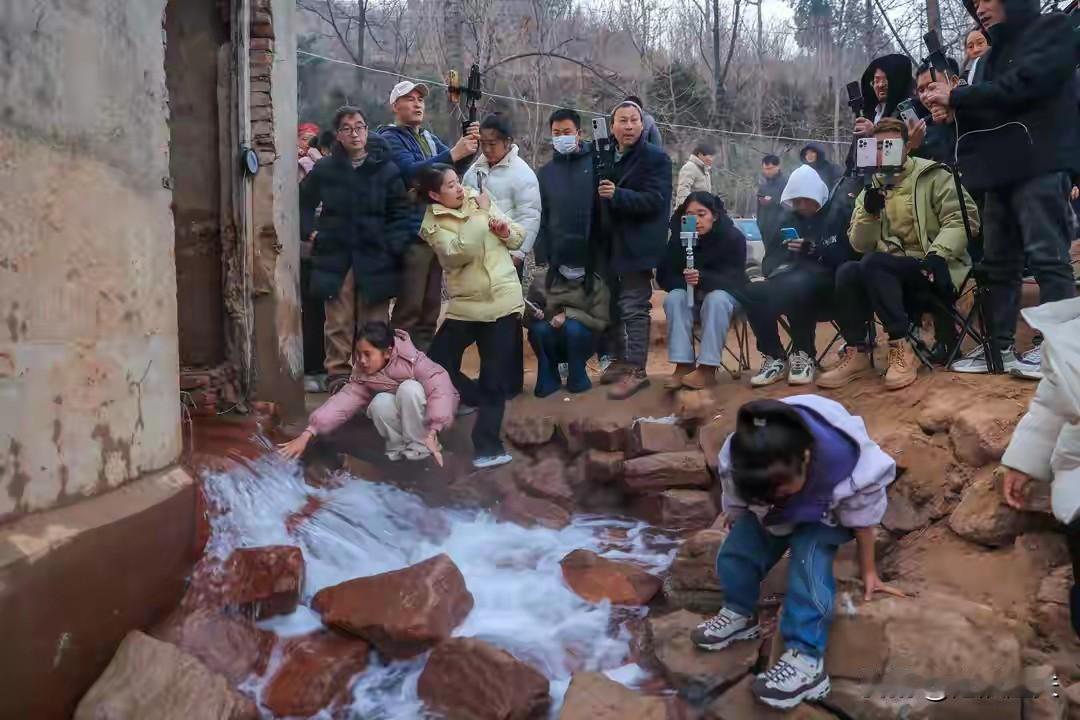 贾鲁河源头喷泉复涌火爆头条！近些日子以来，因为贾鲁河源头一口机井开始形成喷泉