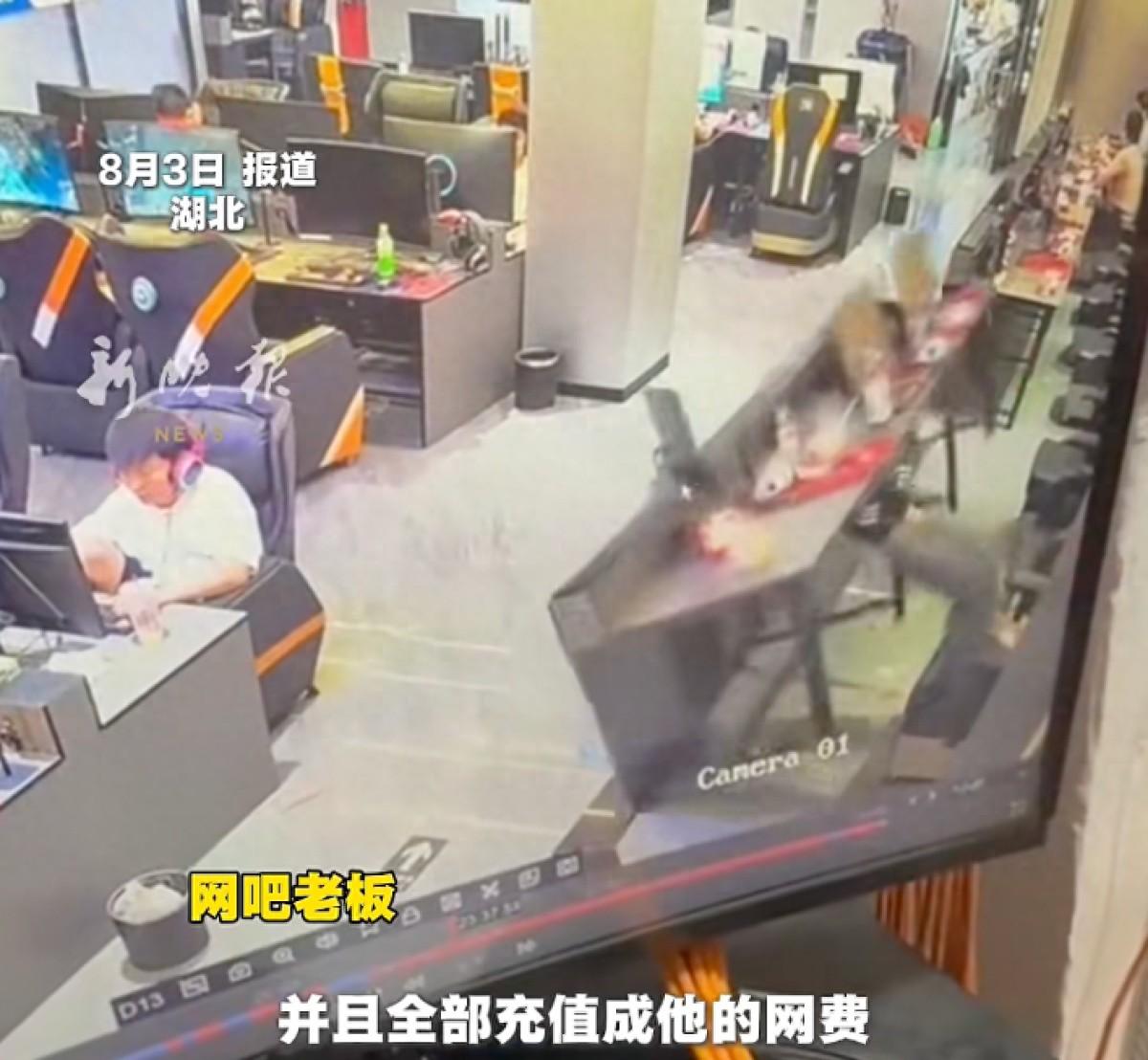 真是好老板！湖北黄冈，一男子酒后在电竞网咖座椅上睡着，熟睡中无意识向前蹬了一脚，