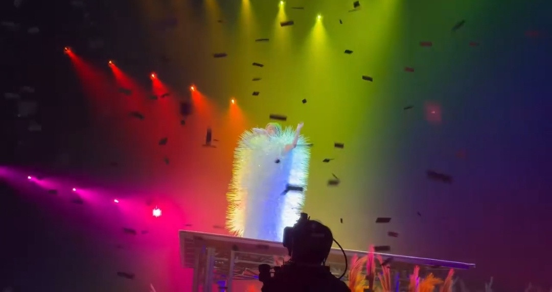 孙燕姿演唱会孙燕姿这演唱会造型，有点辣眼睛。这哪是舞台女王啊，这分明是一颗修炼成