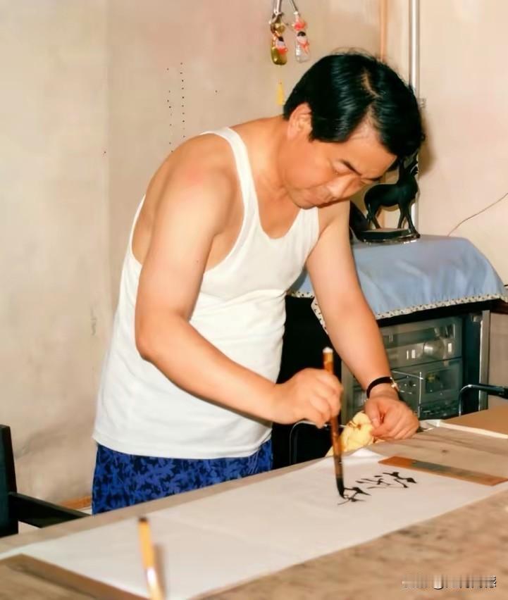 范曾先生年轻时挥毫写字，看起来非常的潇洒，那时候的他，身材还没有发福，正是年富力