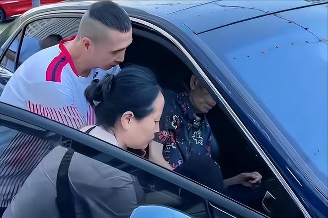 杨少华老人参与商业剪彩后辞世，引发公众热议。其生前经历商业活动与艺术活动并存，引