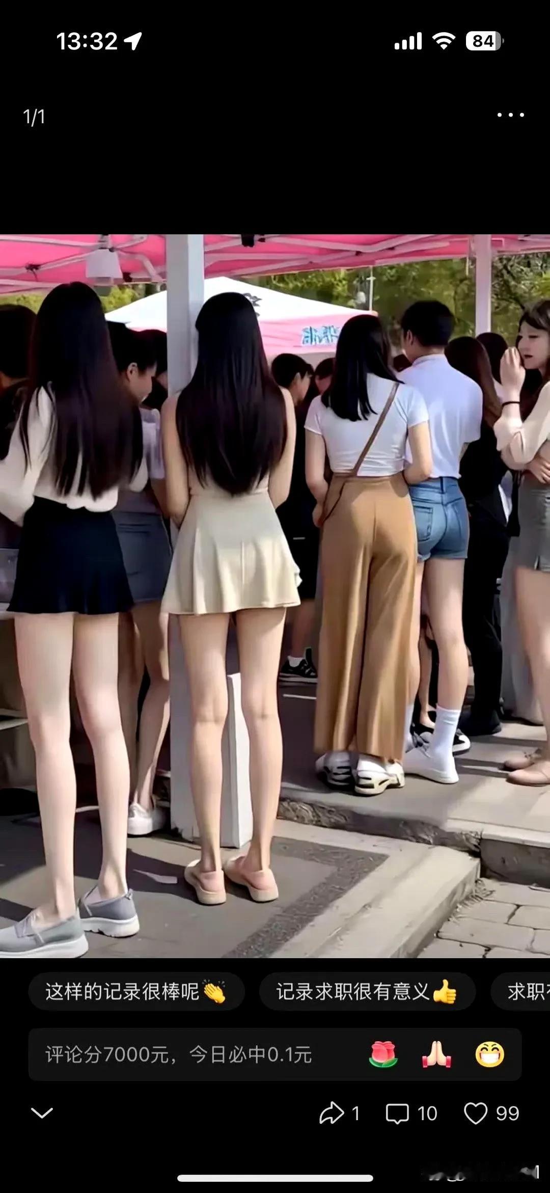 到大街上一看现在女性的魅力越来越大了衣服样式很多