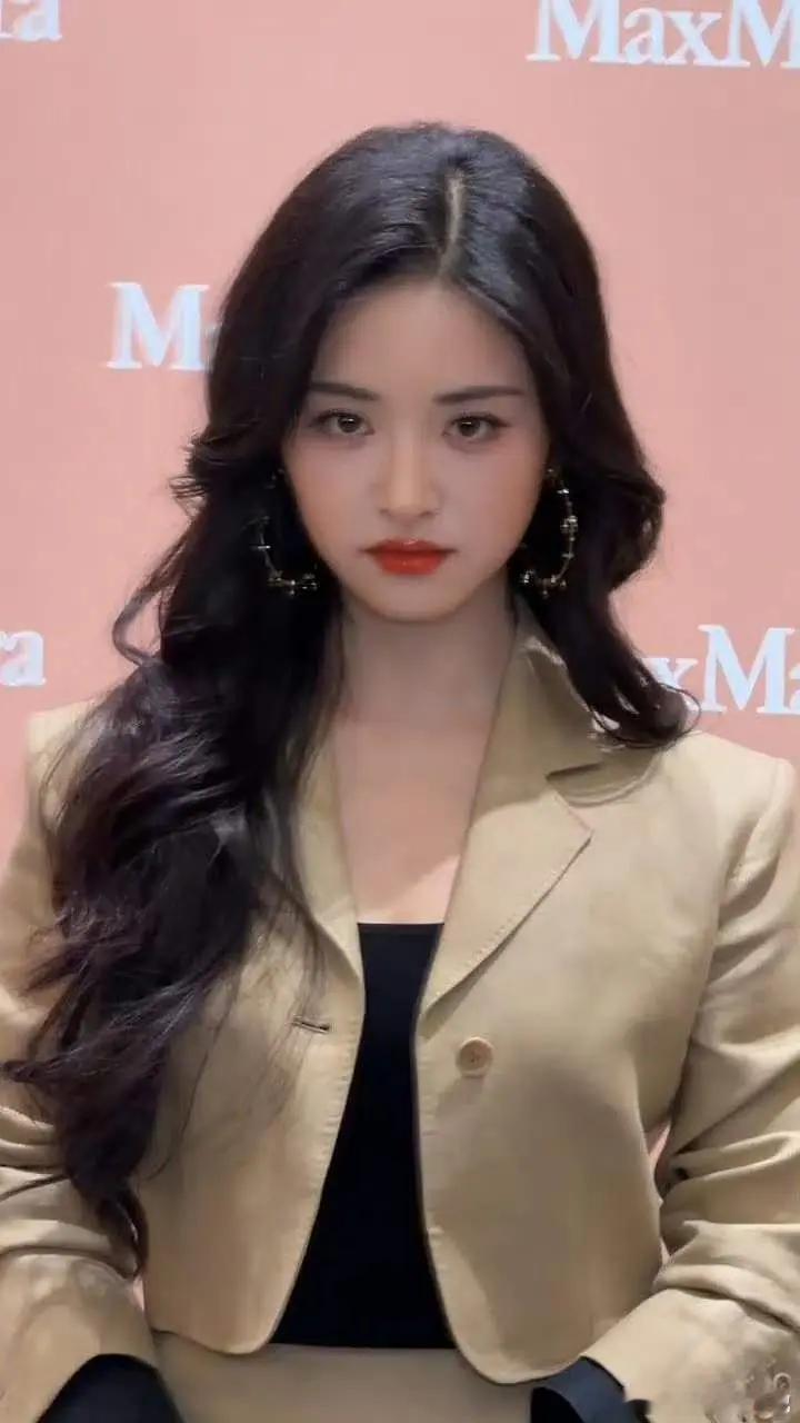 我挺能get沈月的脸，比鱼肉好看，但是太胖了