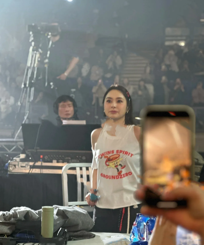 阿娇本人太幻灭，说什么盛世美颜啊，真人又矮又胖，肩宽背厚脖子短，胳膊和腿都粗还没