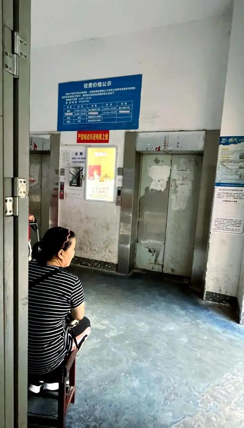 北京，女子家住一楼，车位就在地面，平日里既不往楼上走也不往地库去，却发现自己每年